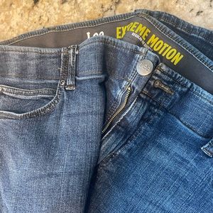 Lee jeans. Men’s 42x32 “ extreme motion”